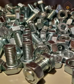 پیچ و مهره آچاری در اندازه‌ها و اشکال مختلف، مناسب برای اتصال قطعات مختلف.