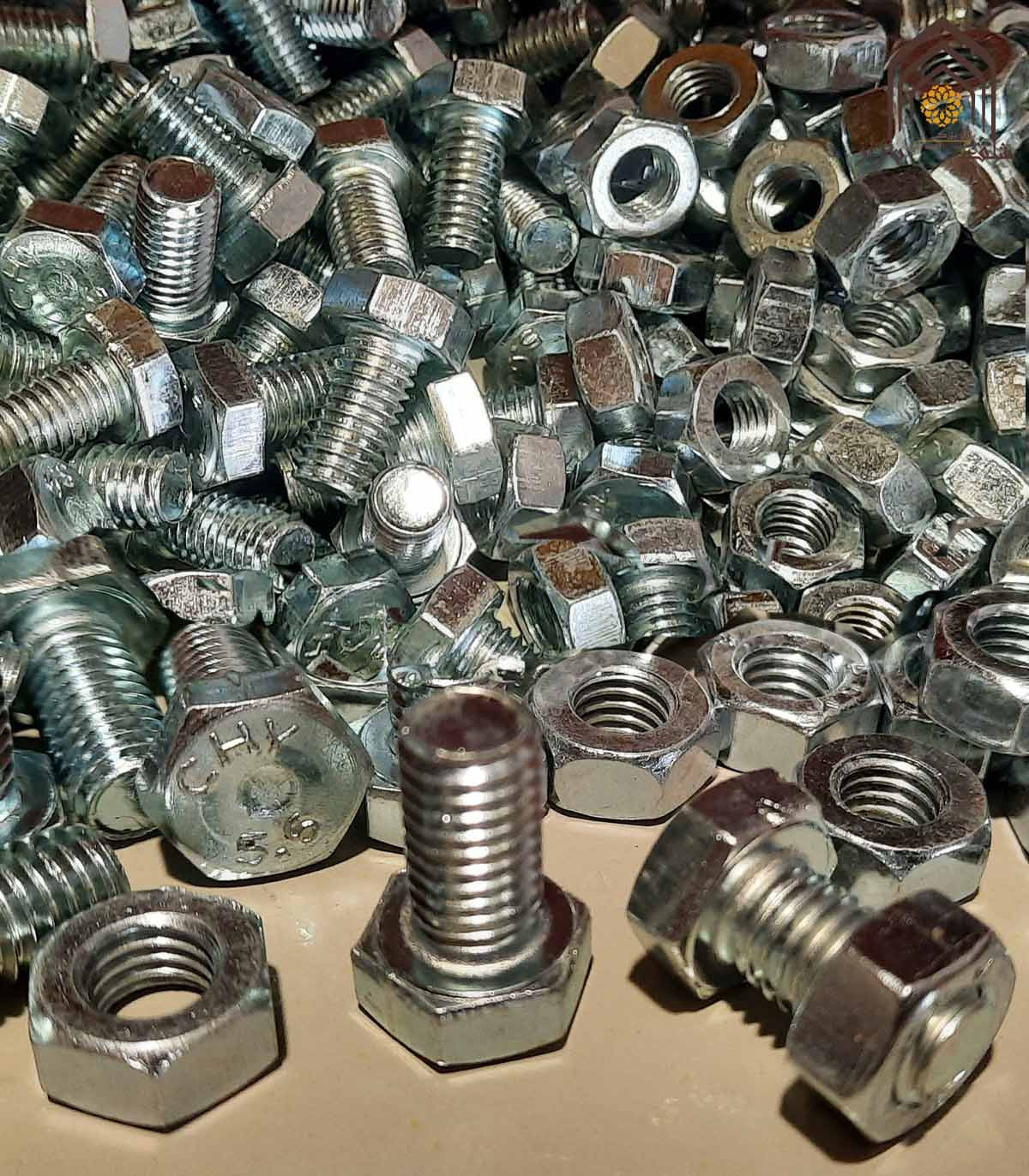 پیچ و مهره آچاری فلزی با کیفیت و مناسب برای انواع اتصالات و تعمیرات در صنایع مختلف.