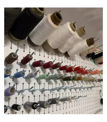 تخته ابزار صفحه پانچدار با رنگ های متنوع در کنار هم. مناسب برای سازماندهی و دسترسی آسان به لوازم خیاطی.