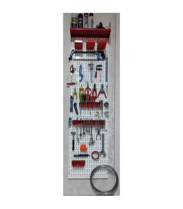 تخته ابزار صفحه پانچدار با ابزارهای متنوع و منظم برای یک کارگاه کاربردی و کارآمد.