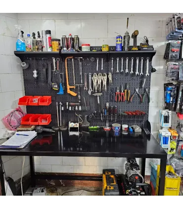 تخته ابزار افقی 50×200 با ابزارهای متنوع برای انجام پروژه‌های مختلف در دسترس است.