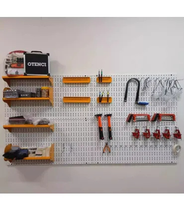 تخته ابزار افقی سفید با ابزارهای منظم و مرتب، مناسب برای کارگاه های خانگی و حرفه‌ای.