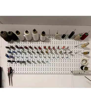 پگ برد حرفه‌ای با نظم و ترتیب بالا که شامل خلال‌های مختلف و ابزار دوخت می‌باشد.