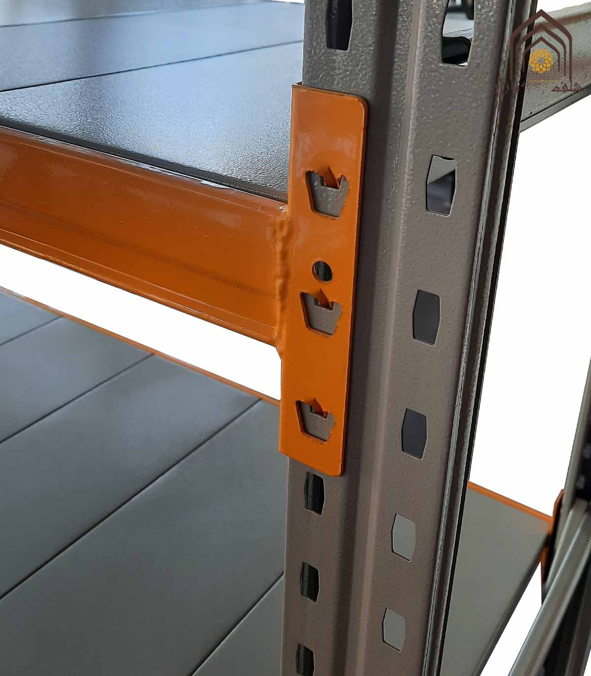 قفسه راک نیمه سنگین سامان انبار شرق طوس با طراحی مشبک و مقاوم، مناسب برای انبار و نگهداری کالاها.